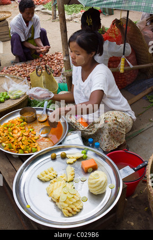 Vendeur de fruits, marché quotidien, New Bagan, Birmanie Myanmar Banque D'Images