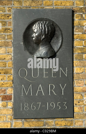Plaque à la mémoire de la vie de la reine Mary 1867- 1953 sur le mur extérieur de Marlborough House The Mall London SW1. Angleterre Royaume-Uni. HOMER SYKES Banque D'Images