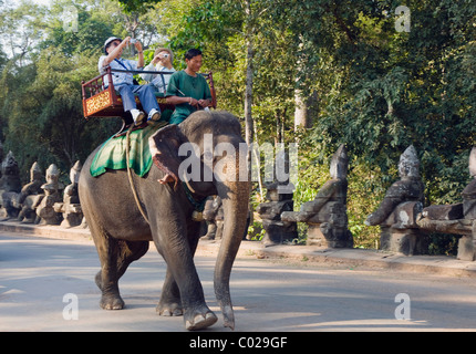 Les touristes à cheval sur un éléphant à Angkor, Siem Reap, Cambodge, Indochine, Asie du sud-est Banque D'Images