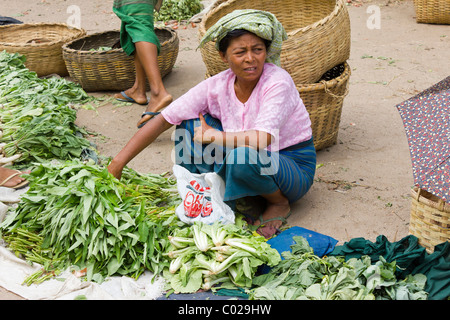 Vendeur de légumes, marché quotidien, New Bagan, Birmanie Myanmar Banque D'Images