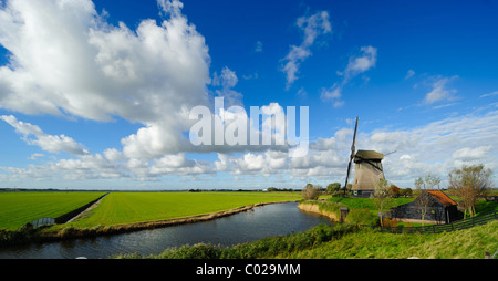 Beau paysage moulin à vent Aux Pays-Bas, Schermerhorn, Schermer, Hollande-sept. Banque D'Images