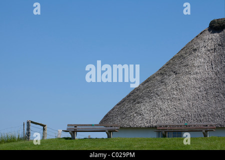 Maison avec toit de chaume et d'un restaurant sur la Hallig Hambourg holm, de Frise du Nord, Schleswig-Holstein, Allemagne, Europe Banque D'Images