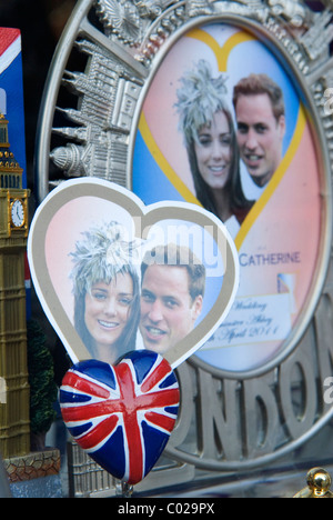 Le prince William et Kate Middleton Mariage Royal de souvenirs. Vitrine de Londres. 2011 HOMER SYKES Banque D'Images