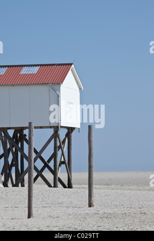 Maison surélevée sur la plage à St Peter Ording, Schleswig-Holstein, Allemagne, Europe Banque D'Images