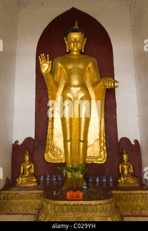 Statue de Bouddha, la Pagode Shwezigon, Nyaung Oo, Bagan, Birmanie Myanmar Banque D'Images