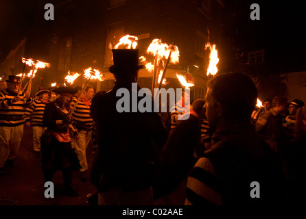 La fin de la fête et de défilés de nuit à Lewes Bonfire Night, East Sussex Banque D'Images