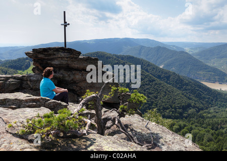 Femme au sommet cross, Hoher Stein, montagne, Muehlberg Dunkelsteinerwald, Wachau, Mostviertel, Basse Autriche, Autriche Banque D'Images