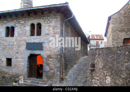 Village de la vallée de hecho rues en pierre dans les Pyrénées Espagne Aragon Banque D'Images