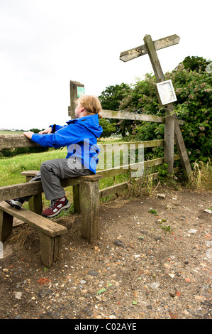 Jeune fille dans les vêtements de plein air sur un pays à pied dans la région de Hadleigh Country Park où les Jeux Olympiques de 2012 Cours de vélo de montagne est défini. Banque D'Images