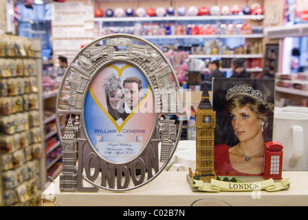 Souvenirs de mariage royal du prince William et de Kate Middleton. Boutique de cadeaux touristique londonienne. Photographie de l'élate princesse de Galles - Princesse Diana. Angleterre des années 2011 2010 Royaume-Uni HOMER SYKES Banque D'Images