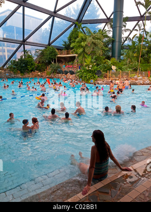 La natation de personnes dans la grande piscine en forme de dôme à Center Parcs La Forêt de Sherwood près de Rufford Dorset England UK a ouvert ses portes en 1987 Banque D'Images