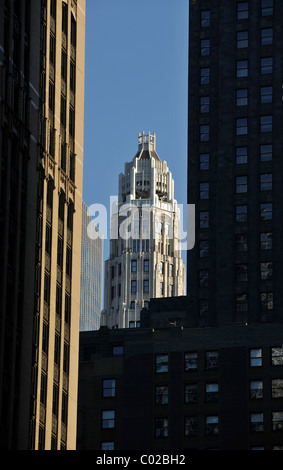 Vue à travers des gratte-ciel vers Tribune Tower, Chicago, Illinois, États-Unis d'Amérique, USA Banque D'Images
