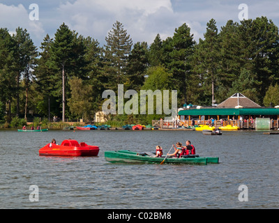 Kayaks, pédalos et canoës sur le lac à Center Parcs La Forêt de Sherwood près de Rufford dans Nottinghamshire England UK Banque D'Images