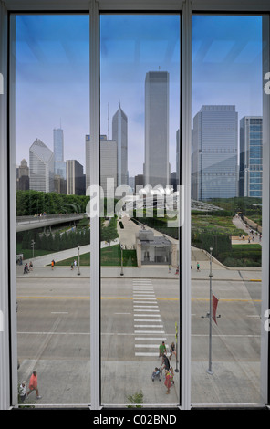 Vue depuis la terrasse du toit de l'Art Institute de Chicago, un musée d'art et école d'art, vers l'horizon avec l'Aon Banque D'Images