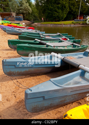 Des kayaks et des canots sur le lac à Center Parcs La Forêt de Sherwood près de Rufford dans Nottinghamshire England UK Banque D'Images