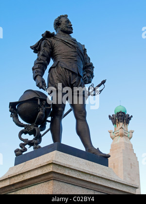 Statue de Sir Francis Drake par Joseph Boehm à Plymouth Hoe en Angleterre Devon UK avec la Royal Navy War Memorial visible derrière Banque D'Images