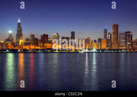 Photo de nuit, la Willis Tower, anciennement Sears Tower, 311 South Wacker, John Hancock Center, Aon Center, 77 West Wacker Drive Banque D'Images