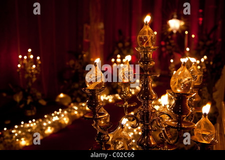 Lampes à huile scintillante créer ambiance chaleureuse au sépulcre qui est créé pour la prière à la veille du Vendredi Saint dans les églises maltaises. Banque D'Images