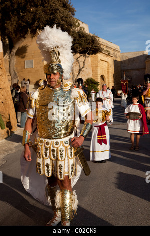 Un homme vêtu comme un soldat romain prend part à la parade qui s'est tenue dans la ville de Xaghra à Malte le Vendredi saint. Banque D'Images