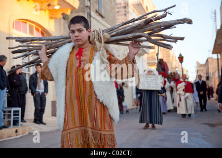 Un garçon vêtu comme le personnage biblique Abel prend part à la parade qui s'est tenue dans la ville de Xaghra à Malte le Vendredi saint. Banque D'Images