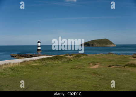 L'île de macareux et de l''Anglesey Phare Penmon sentier du Littoral Banque D'Images