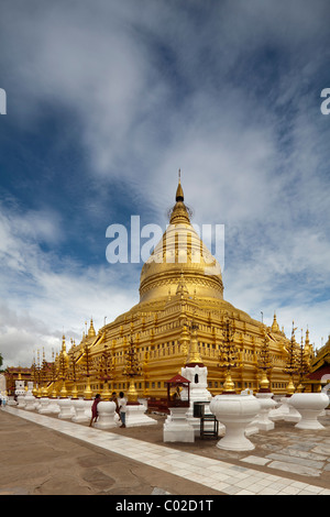 La Pagode Shwezigon, Nyaung Oo, Bagan, Birmanie Myanmar Banque D'Images