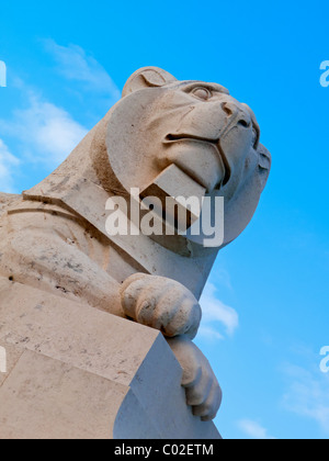 Détail de lion en pierre sur le Royal Naval War Memorial à Plymouth Hoe à Devon, Angleterre Royaume-uni conçu par Robert Lorimer Banque D'Images