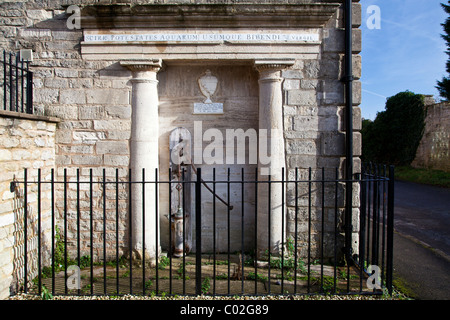 Le Spa pompe et comprimé sur la fin de la vieille usine Sawtell literie dans les Midlands dans Holt, Wiltshire, England, UK Banque D'Images