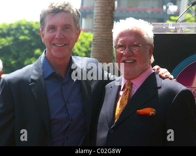 Tom Bergeron et Vin Di Bona Vin Di Bona est honoré avec le th 2 346 étoiles sur le Hollywood Walk of Fame Los Angeles, Californie Banque D'Images