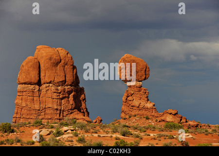 Balanced Rock, Rock Formation, humeur du soir, nuages d'orage, Arches National Park, Moab, Utah, sud-ouest des États-Unis Banque D'Images