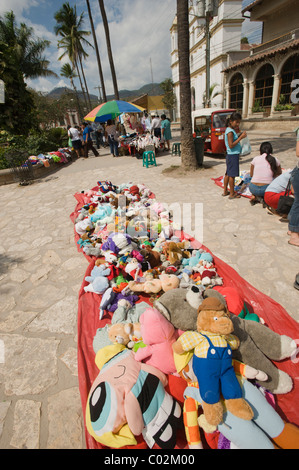 Les jouets pour enfants en vente sur un marché de rue dans la région de Copan Ruinas, au Honduras, en Amérique centrale. Banque D'Images