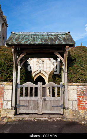 La porte en bois de lych St Katharine's Parish Church dans le village de Holt, Wiltshire, England, UK Banque D'Images