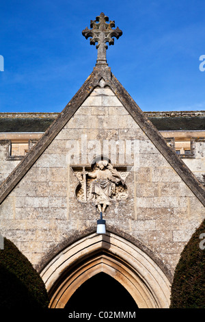 Détail de l'entrée de St Katharine's Church dans le village de Holt, Wiltshire, England, UK Banque D'Images