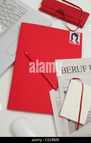 Demande d'emploi, documents, journal quotidien, portable, ordinateur portable Banque D'Images