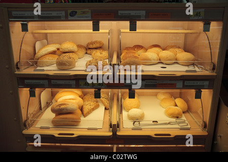 Assortiment de pains dans les armoires en plastique dans un supermarché de Bruges (Brugge), Belgique. Banque D'Images