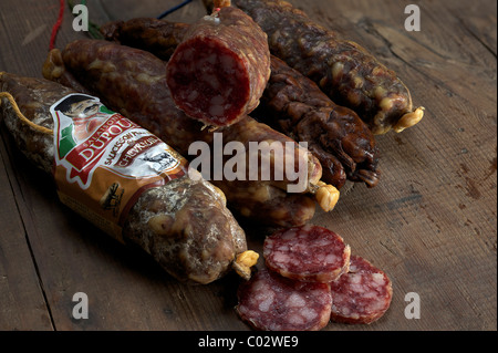Différentes variétés de salami d'un marché de producteurs, français raffiné de porc au fromage de chèvre, la viande d'âne, sanglier Banque D'Images