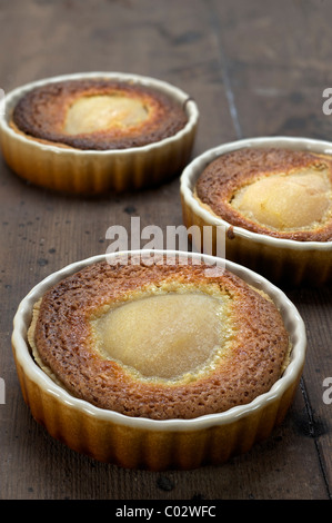 Tartelette Bourdaloue le nom d'une pâtisserie parisienne, pâtisserie, crème d'amandes, poire Banque D'Images