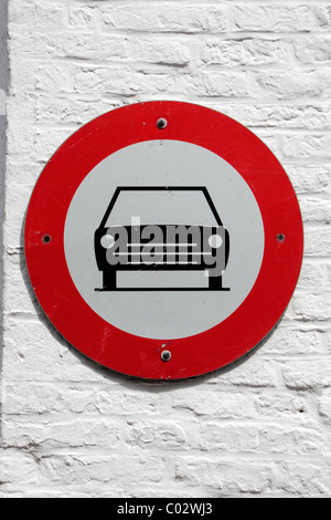 Panneau de circulation belge sans voitures autorisées (voiture noire sur fond blanc à l'intérieur de cercle rouge) à Bruges (Brugge), Belgique. Banque D'Images