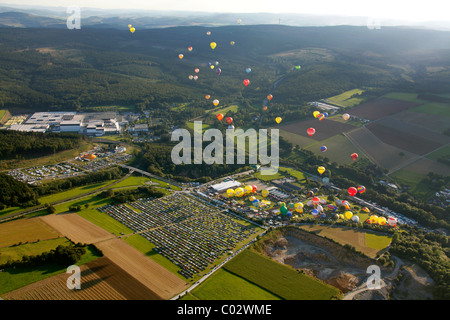 Vue aérienne, 20ème Warsteiner Montgolfiade, hot air balloon festival avec près de 200 ballons à air chaud ascendant dans le ciel Banque D'Images