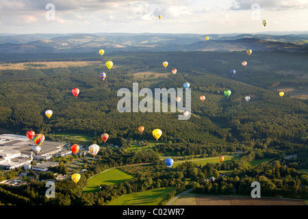 Vue aérienne, 20ème Warsteiner Montgolfiade, hot air balloon festival avec près de 200 ballons à air chaud ascendant dans le ciel Banque D'Images