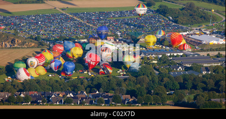 Vue aérienne, 20ème Warsteiner Montgolfiade, hot air balloon festival avec près de 200 ballons à air chaud ascendant dans le ciel Banque D'Images