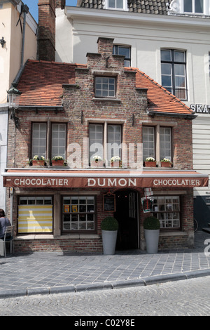 Les Dumon Chocolatier shop à Eiermarkt, Bruges, Belgique. Banque D'Images