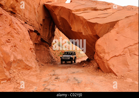 Une voiture à quatre roues motrices sur une piste poussiéreuse dans Canyonlands National Park, Île dans le ciel, Utah, USA Banque D'Images