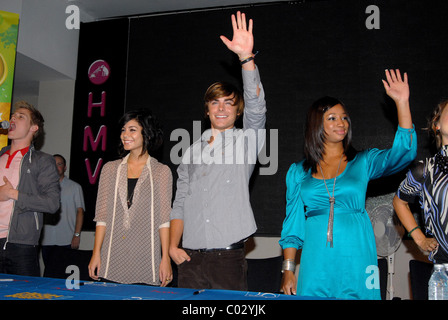 Lucas Grabeel, Vanessa Hudgens, Zac Efron et Monique Coleman stars de High School Musical 2 signer des copies de la bande-son de Banque D'Images