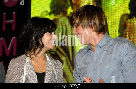 Vanessa Hudgens et Zac Efron stars de High School Musical 2 signer des copies de la bande originale du film de Disney et assister à Banque D'Images