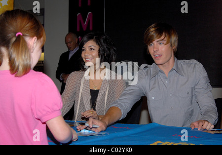 Vanessa Hudgens et Zac Efron stars de High School Musical 2 signer des copies de la bande originale du film de Disney et assister à Banque D'Images