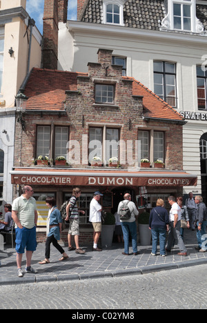 Les Dumon Chocolatier shop à Eiermarkt, Bruges, Belgique. Banque D'Images