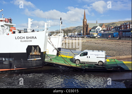 Caledonian MacBrayne car-ferry Loch Shira en tenant sur les véhicules à la cale à Largs Ecosse Ayrshire Banque D'Images