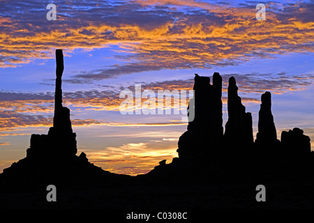 Lever du Soleil avec Totem rock formation à rétroéclairage, Monument Valley, Arizona, USA, Amérique Latine Banque D'Images