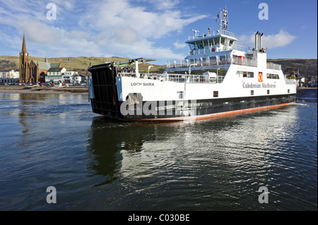 Caledonian MacBrayne car-ferry Loch Shira arrivant à la cale à Largs Ecosse Ayrshire Banque D'Images